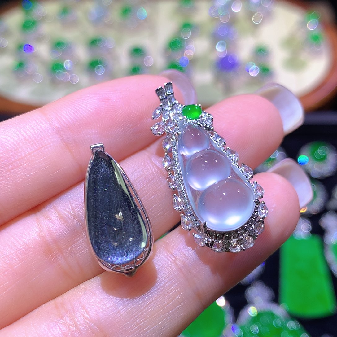 翡翠18K金镶嵌颈饰玻璃种炸光