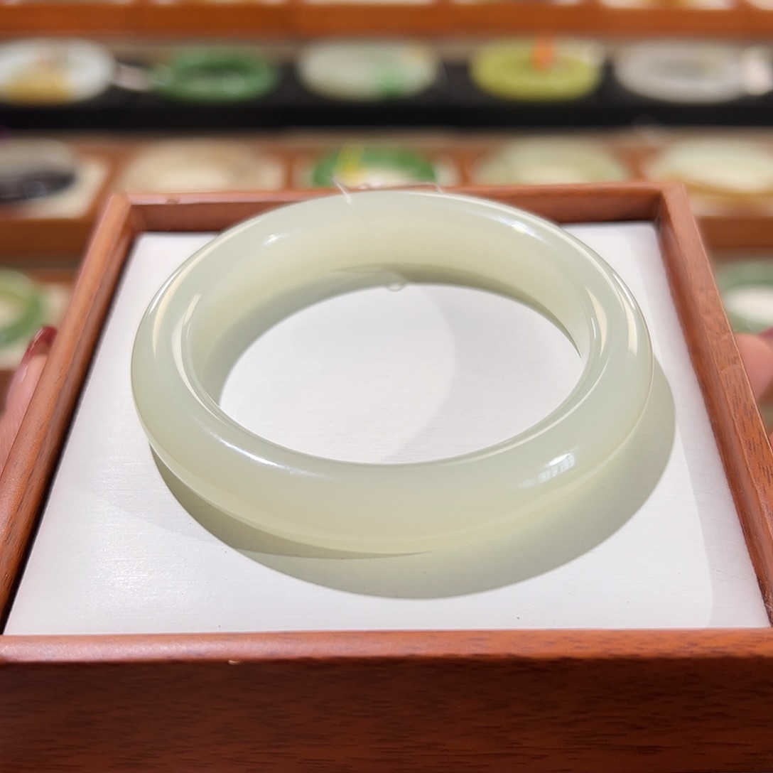 和田玉手镯未镶嵌荔枝冻