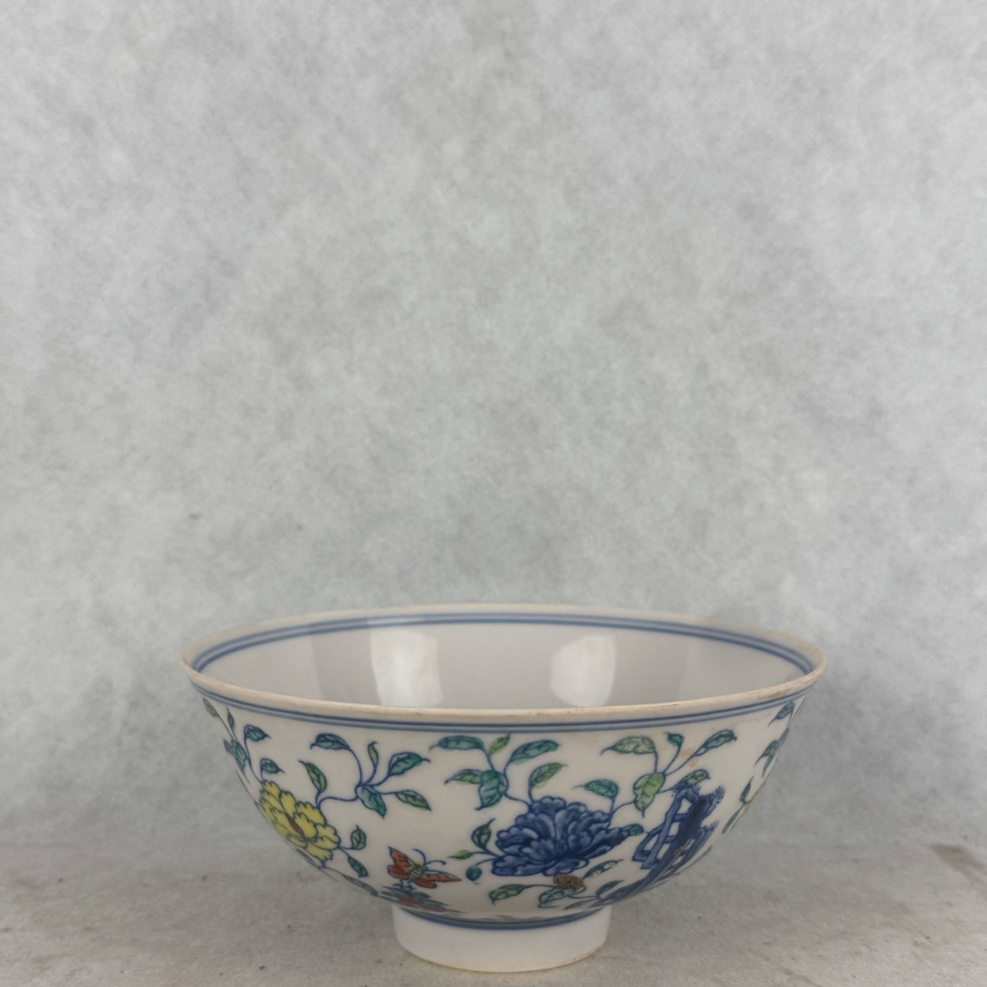 【斗彩缠枝莲花卉纹赏碗】高度：8cm 口径：15.5cm