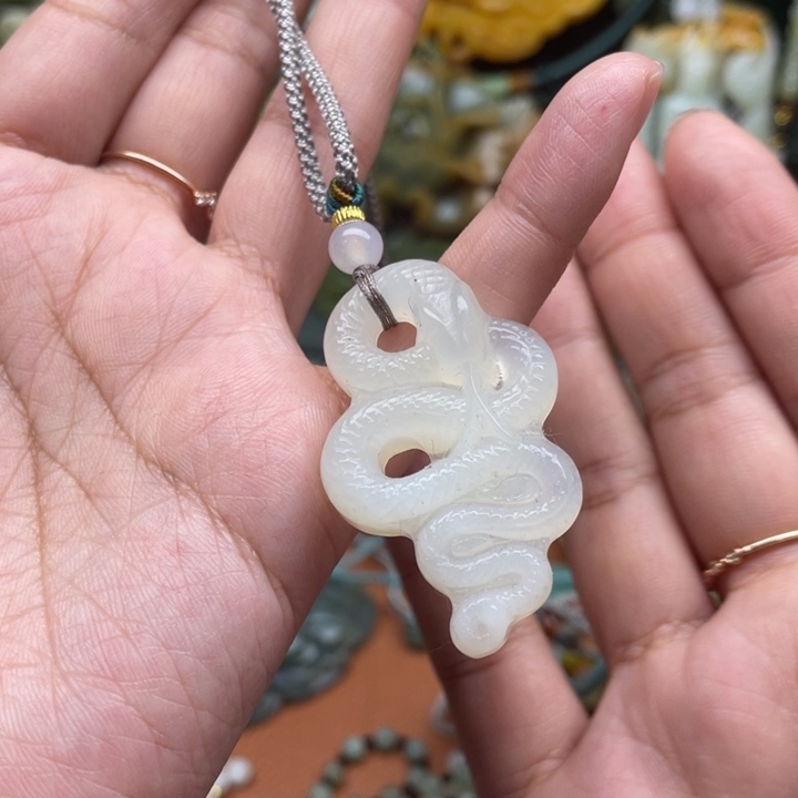 蛇纹石玉吊坠合金