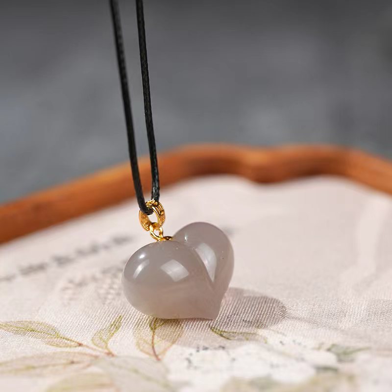 新疆和田玉 烟紫屁桃吊坠多样性发一件