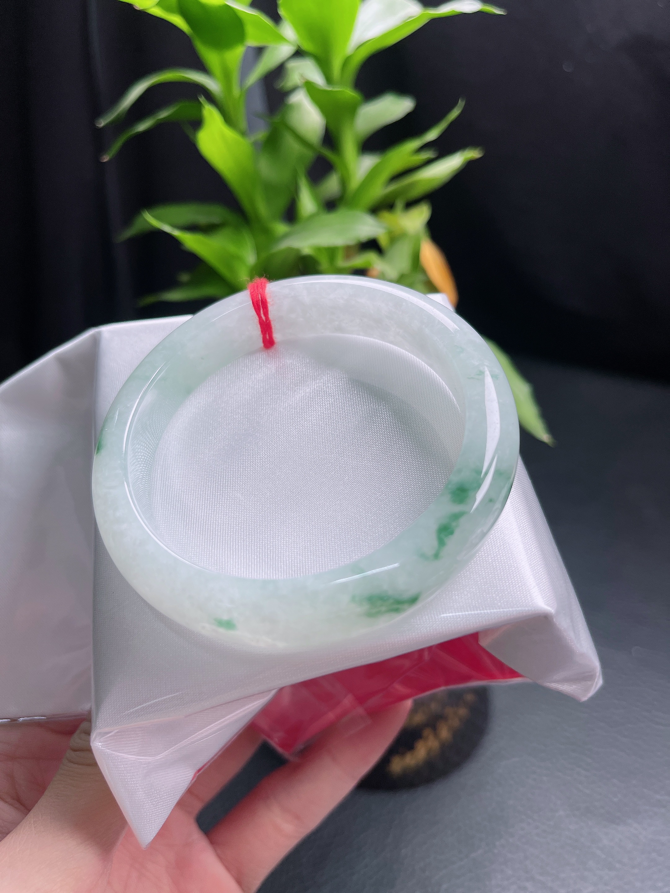 57圈口冰润飘花宽边手镯948