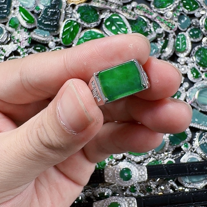 翡翠颈饰未镶嵌天然A货翡翠放漏