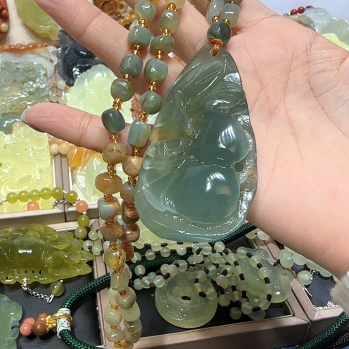 未镶嵌蛇纹石玉吊坠