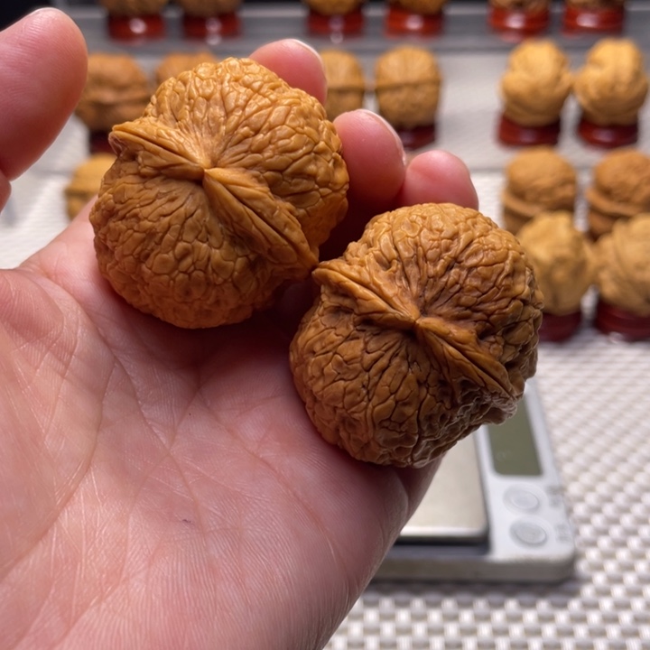 文玩核桃把件11金丝绣球