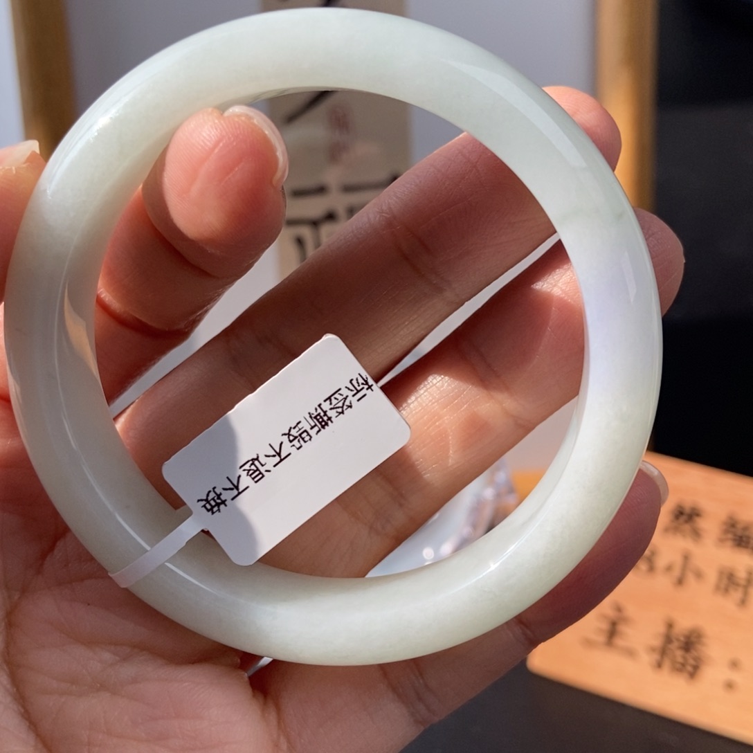 翡翠手镯未镶嵌健*翡翠手镯