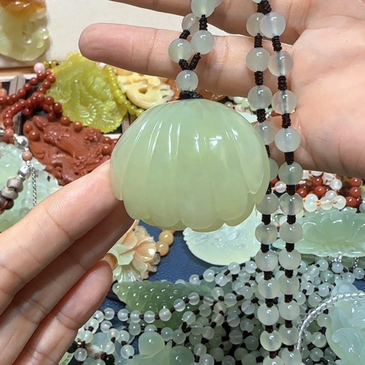 未镶嵌蛇纹石玉吊坠