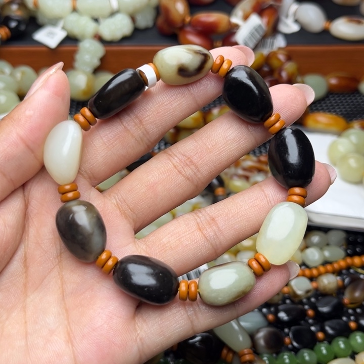 和田玉未镶嵌颈饰Z***O