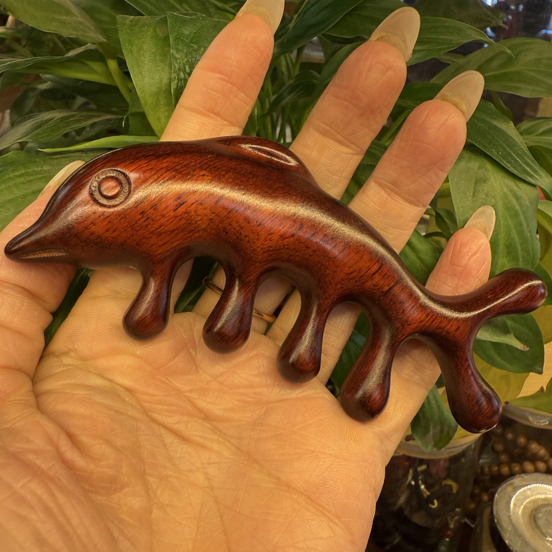 紫檀木原木原色小海豚按摩梳 尺寸：11*5*2cm