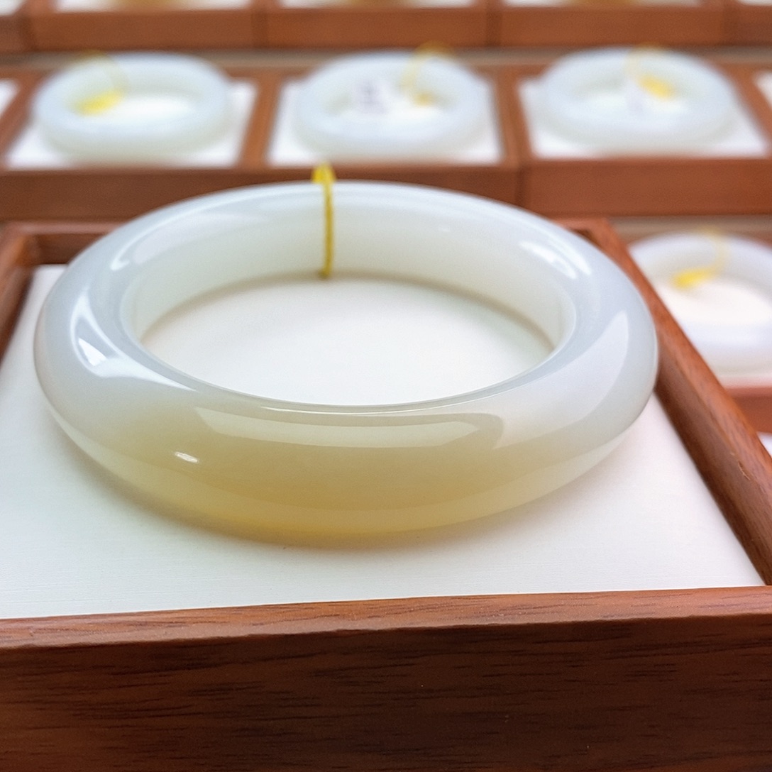 和田玉（糖玉）手镯未镶嵌?***