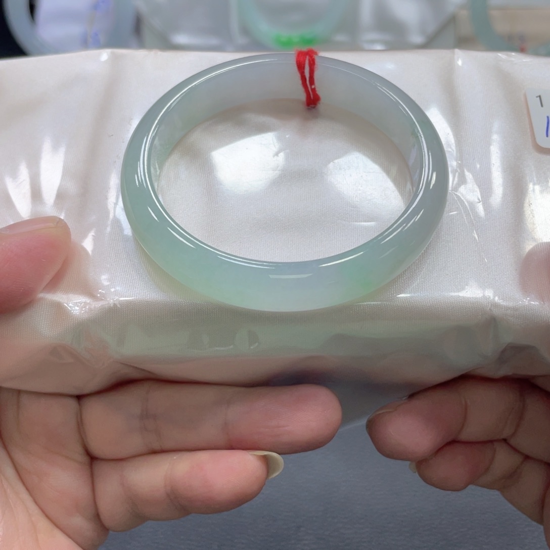 翡翠手镯未镶嵌56圈口