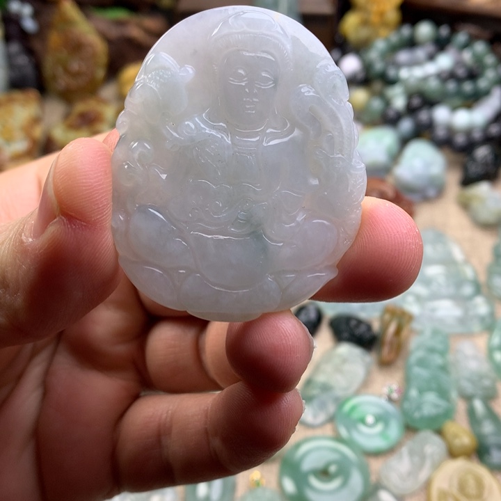 翡翠颈饰未镶嵌飘花观音