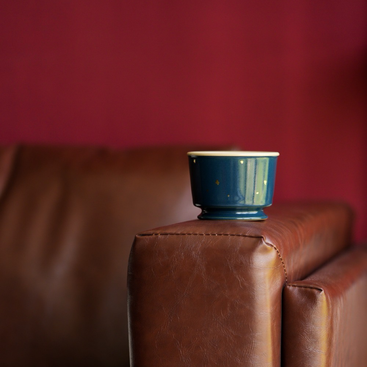 《芳芳吖》南山云泊碧城内绘荷花纹大容天杯