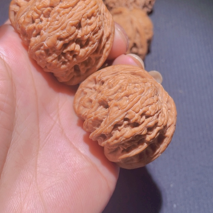 文玩核桃吊坠红宝石