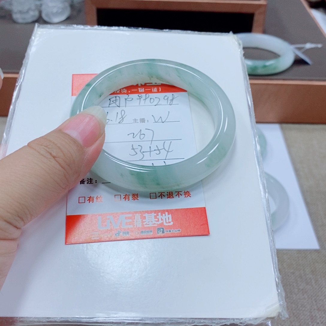 用***8石英岩玉手镯未镶嵌