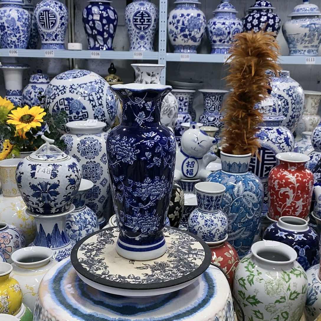 【闪购商品】摆件鱼尾瓶瓷器………………………………