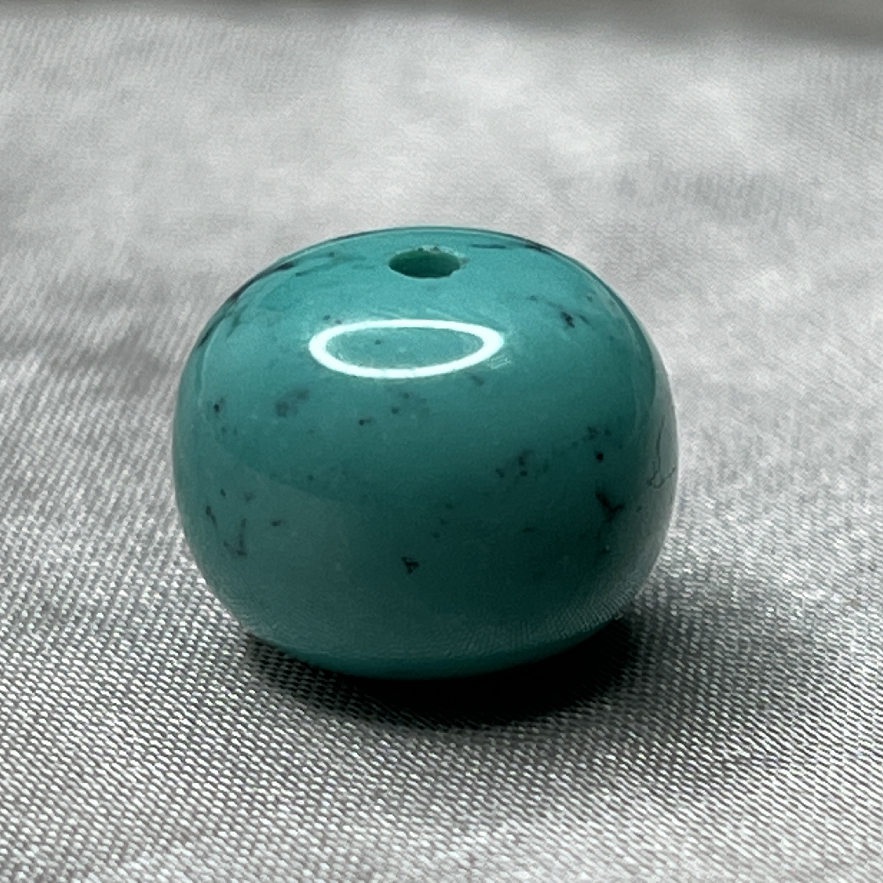 原矿高瓷绿色绿松石老型珠，尺寸13*10.5mm,重2.96克