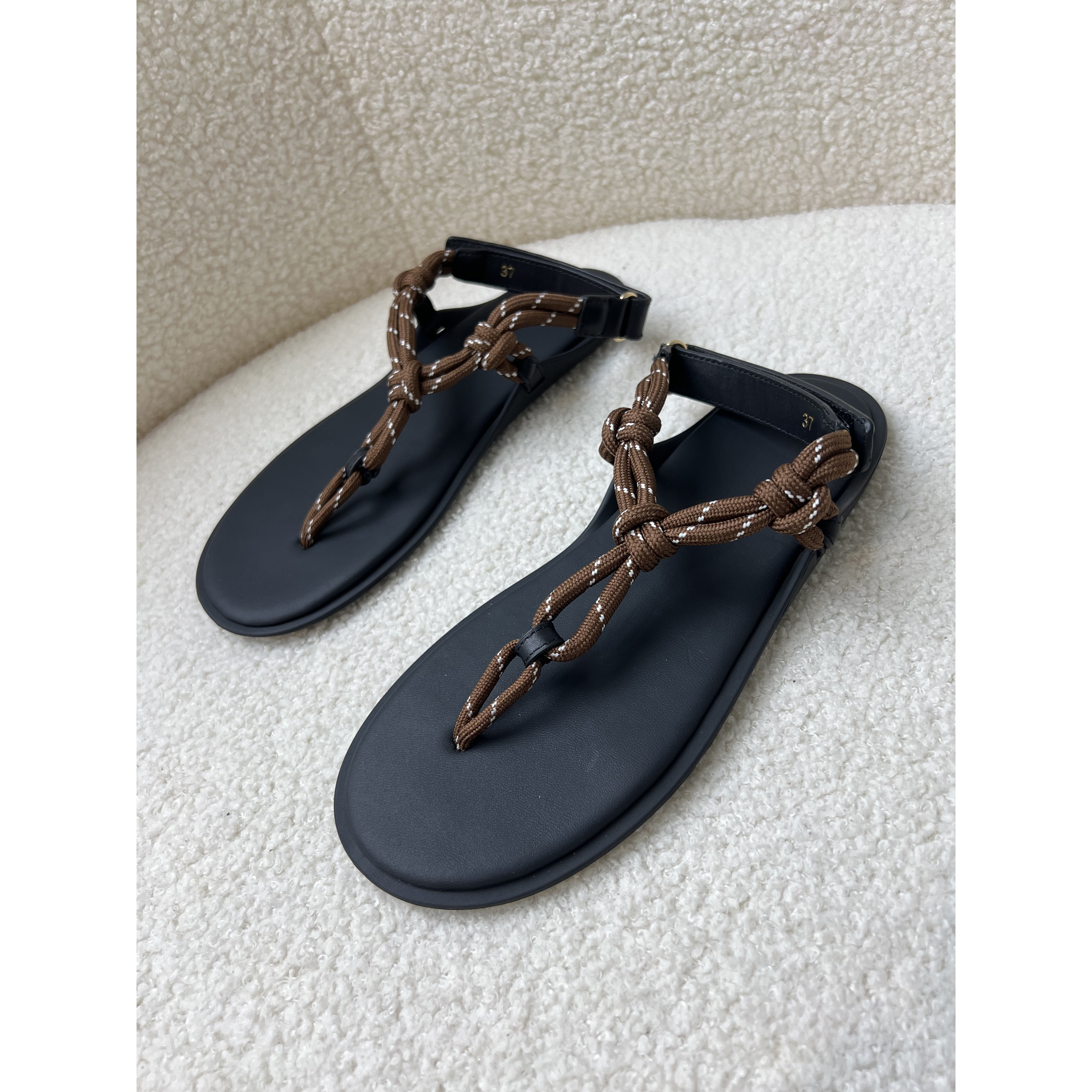 老王甄选 2024夏季新款 潮流简约百搭款女士平底人字凉鞋