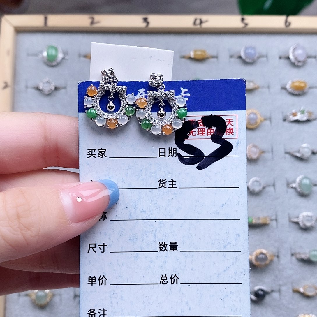 被***人翡翠未镶嵌戒指耳钉