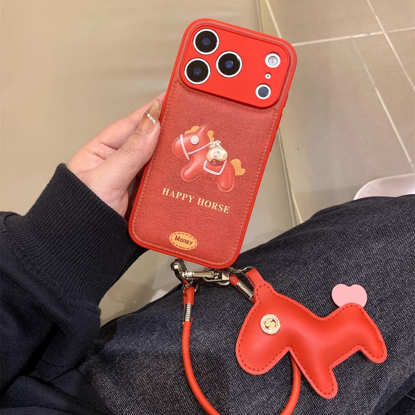 红色卡通小马挂绳新年本命年适用iphone17pro max14手机壳13高级