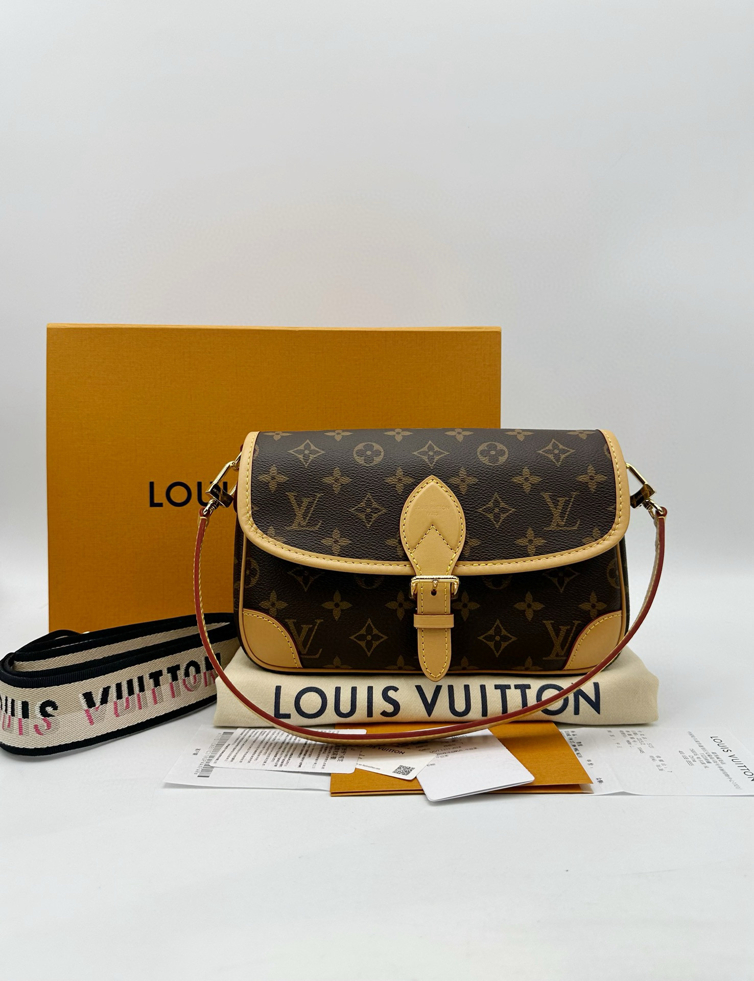 99新 LouisVuitton/路易威登 米黑肩带DIANE系列老花宽肩带法棍包