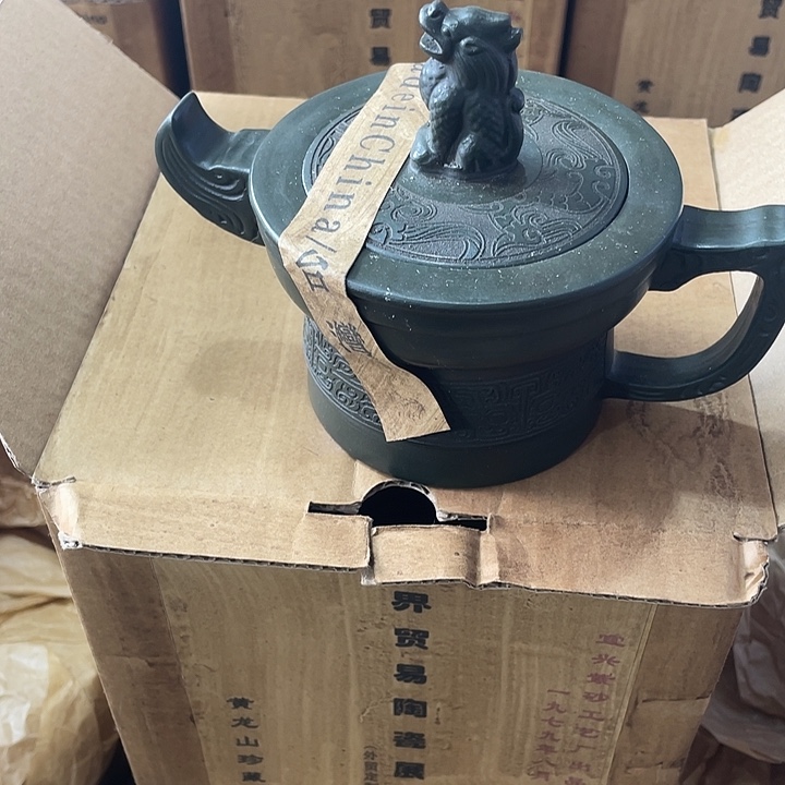 紫砂茶壶矿泥料手工制作的一把紫砂壶。