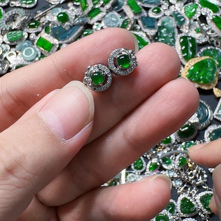 翡翠颈饰未镶嵌天然A货翡翠放漏