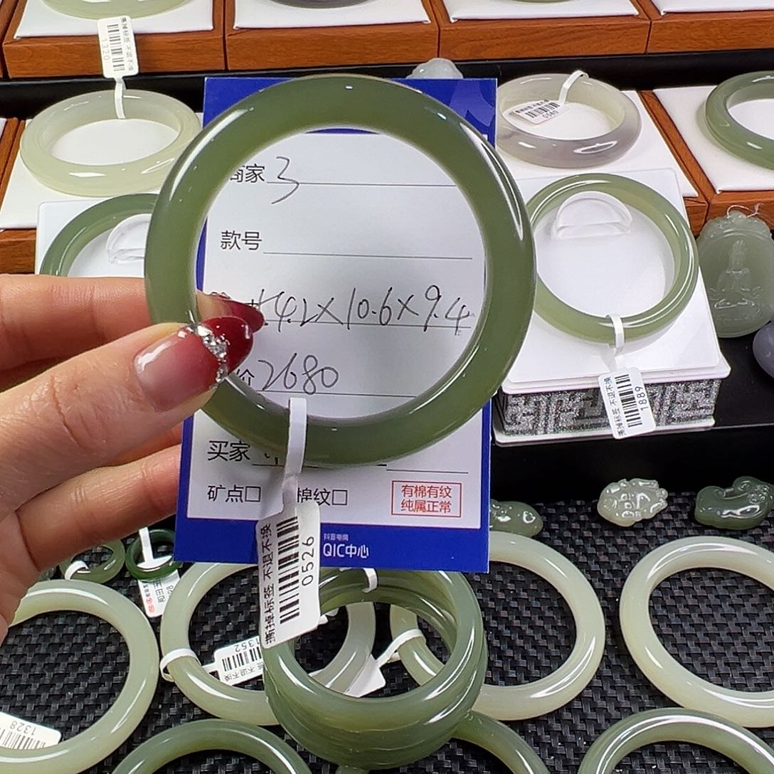 和田玉手镯未镶嵌小**?