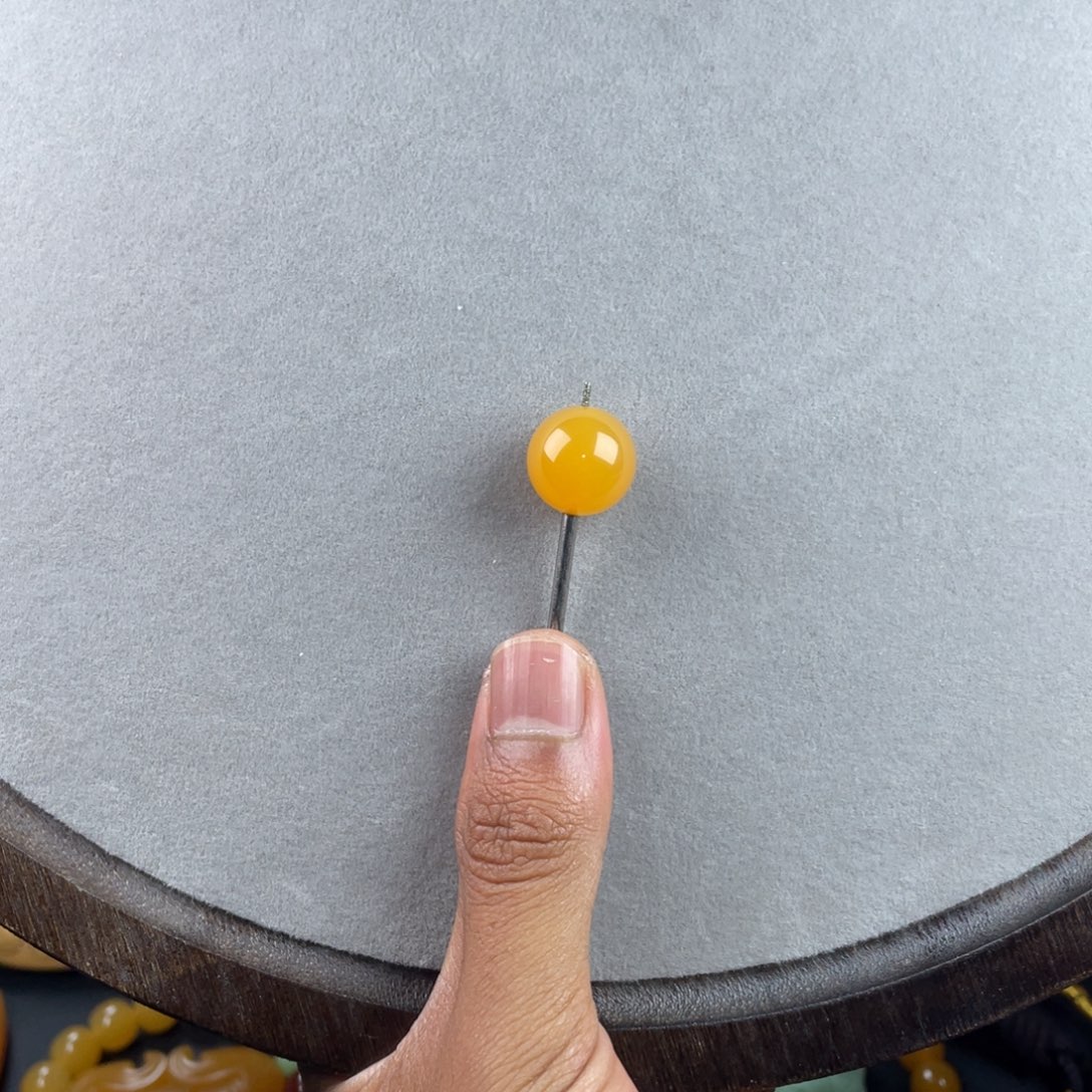 小***哥颈饰未镶嵌石英质玉（缅黄）