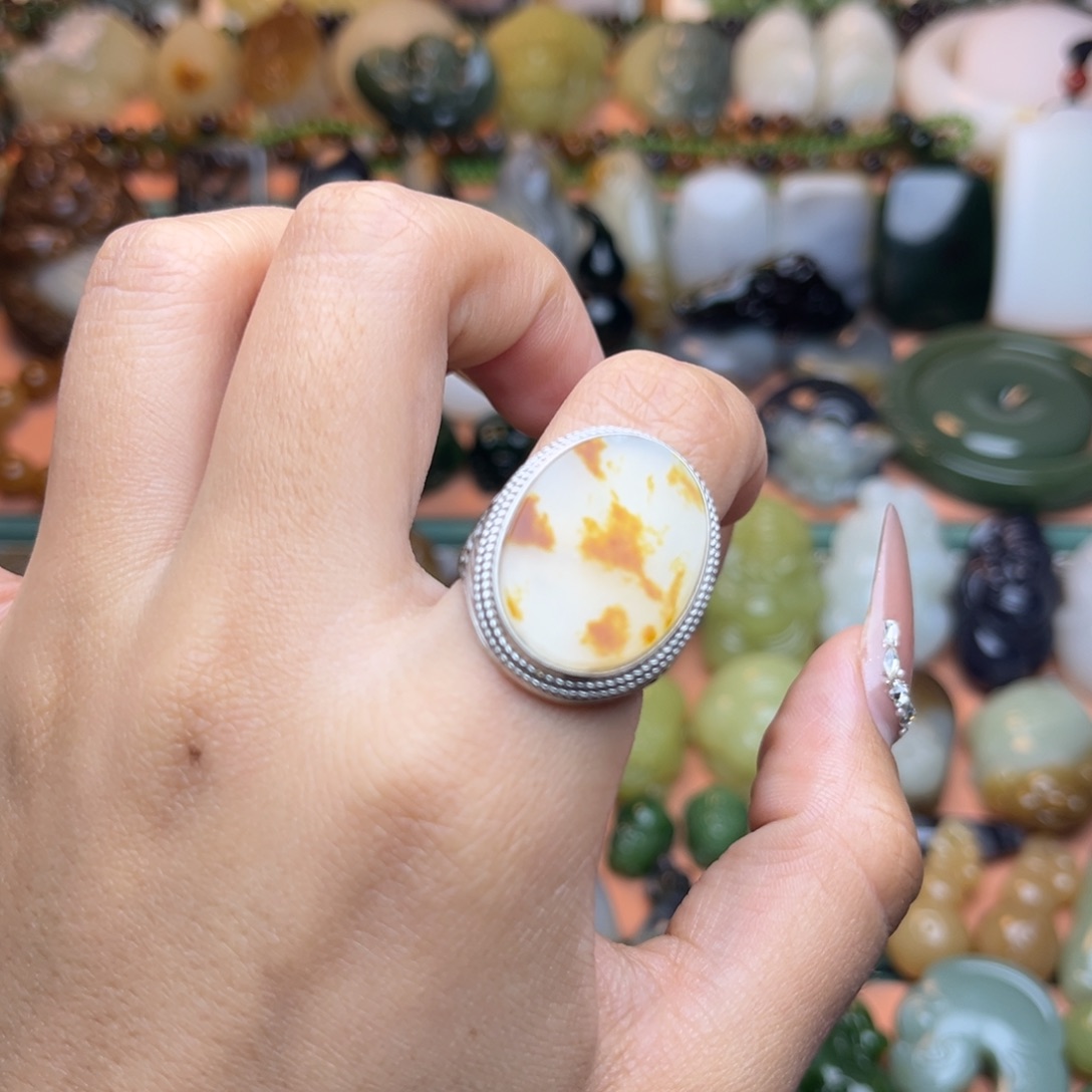 来***铁和田玉未镶嵌颈饰