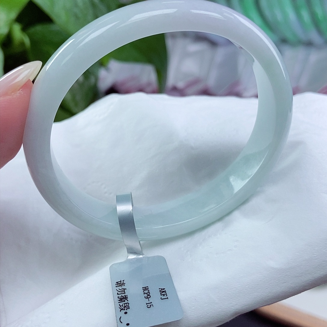 翡翠手镯未镶嵌57贵