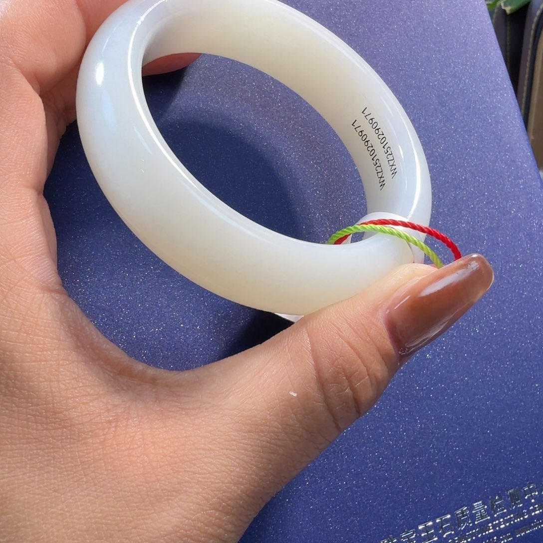 白****和田玉未镶嵌手镯