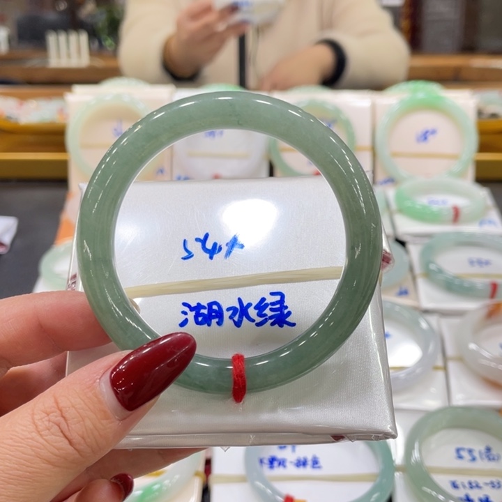 翡翠手镯未镶嵌翡翠