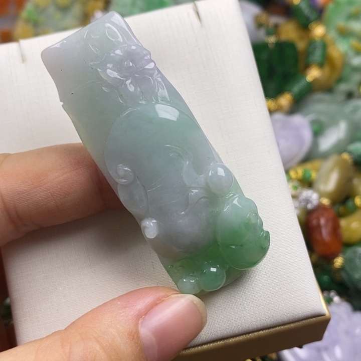 翡翠未镶嵌吊坠(赠链)