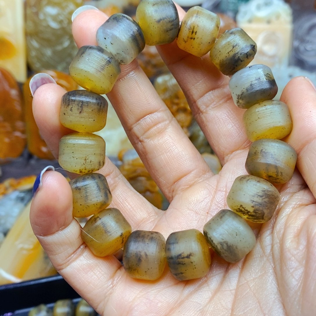 石英质玉（黄龙玉）未镶嵌颈饰