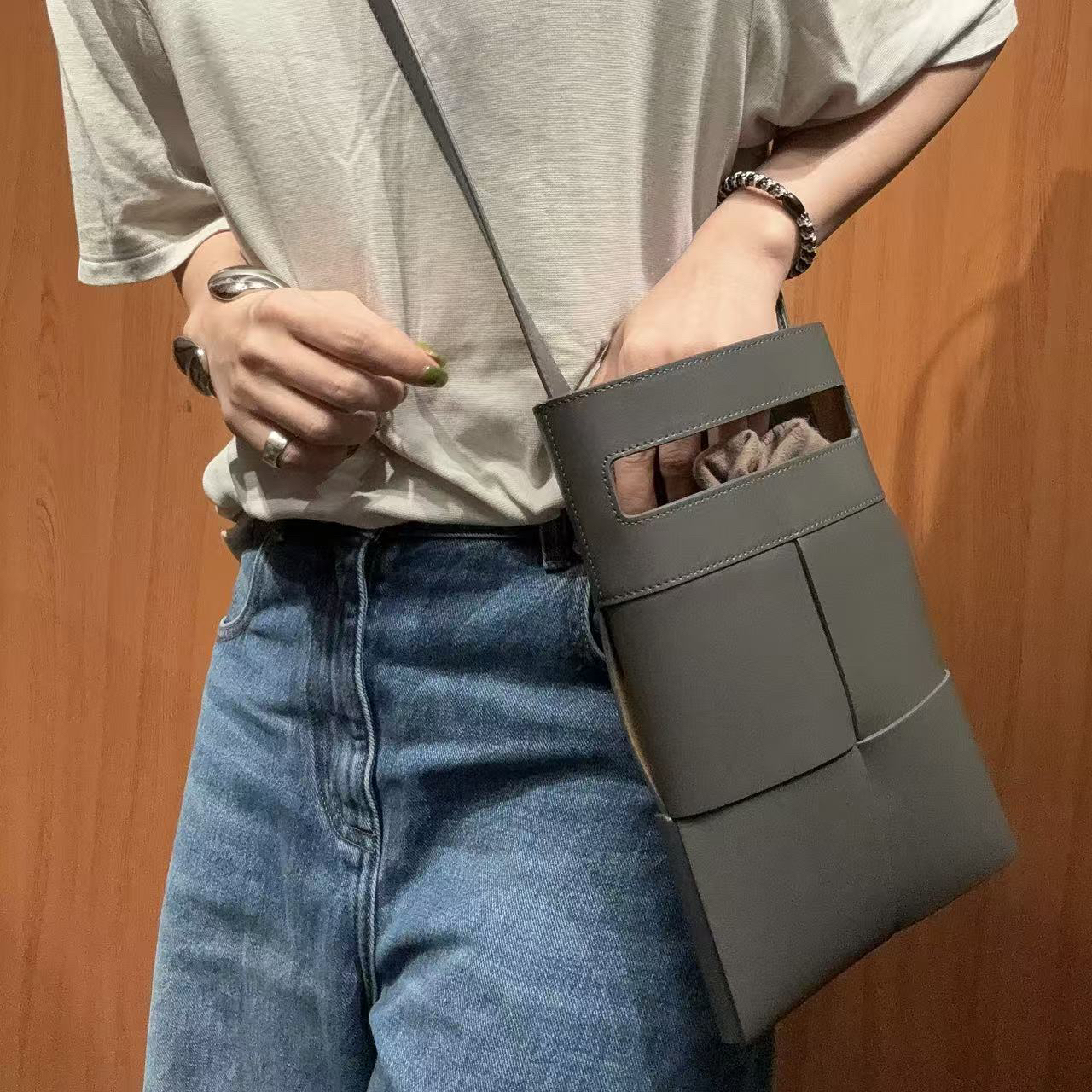 95新 BOTTEGA VENETA/葆蝶家 【蕾】 3XL221 灰色大方格斜挎包 