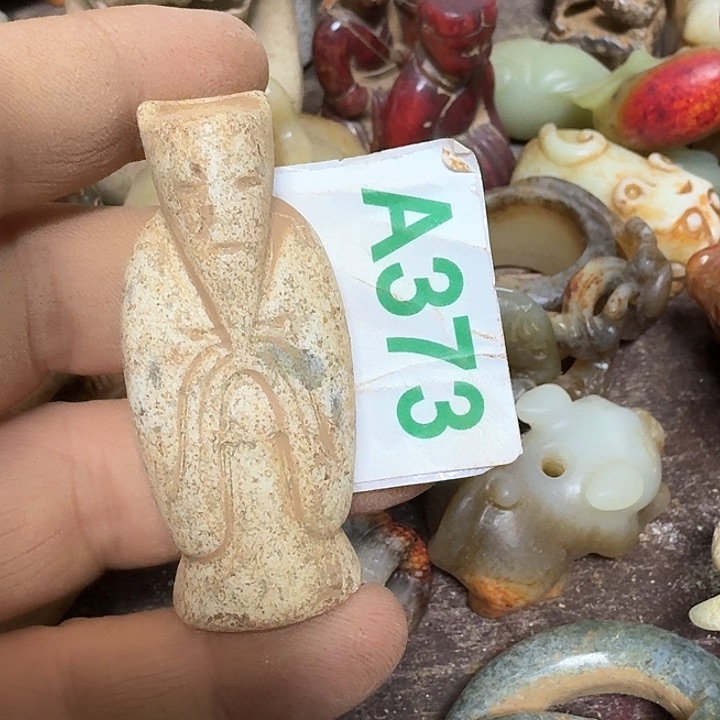 蛇纹石玉颈饰未镶嵌