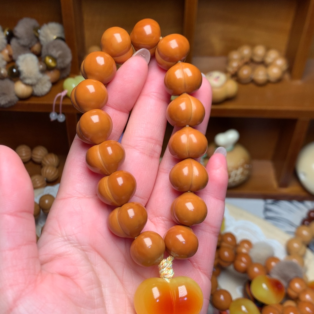 猴头核桃吊坠15玻璃底手持爱心