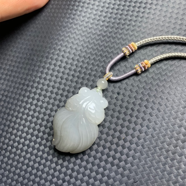 和田玉烟紫浅变色金鱼吊坠