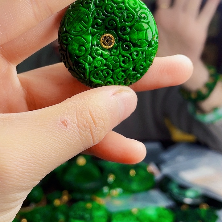 翡翠18K金镶嵌颈饰多样性