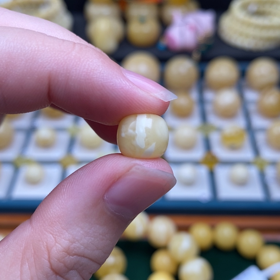 ****蜜蜡未镶嵌珠宝奇石