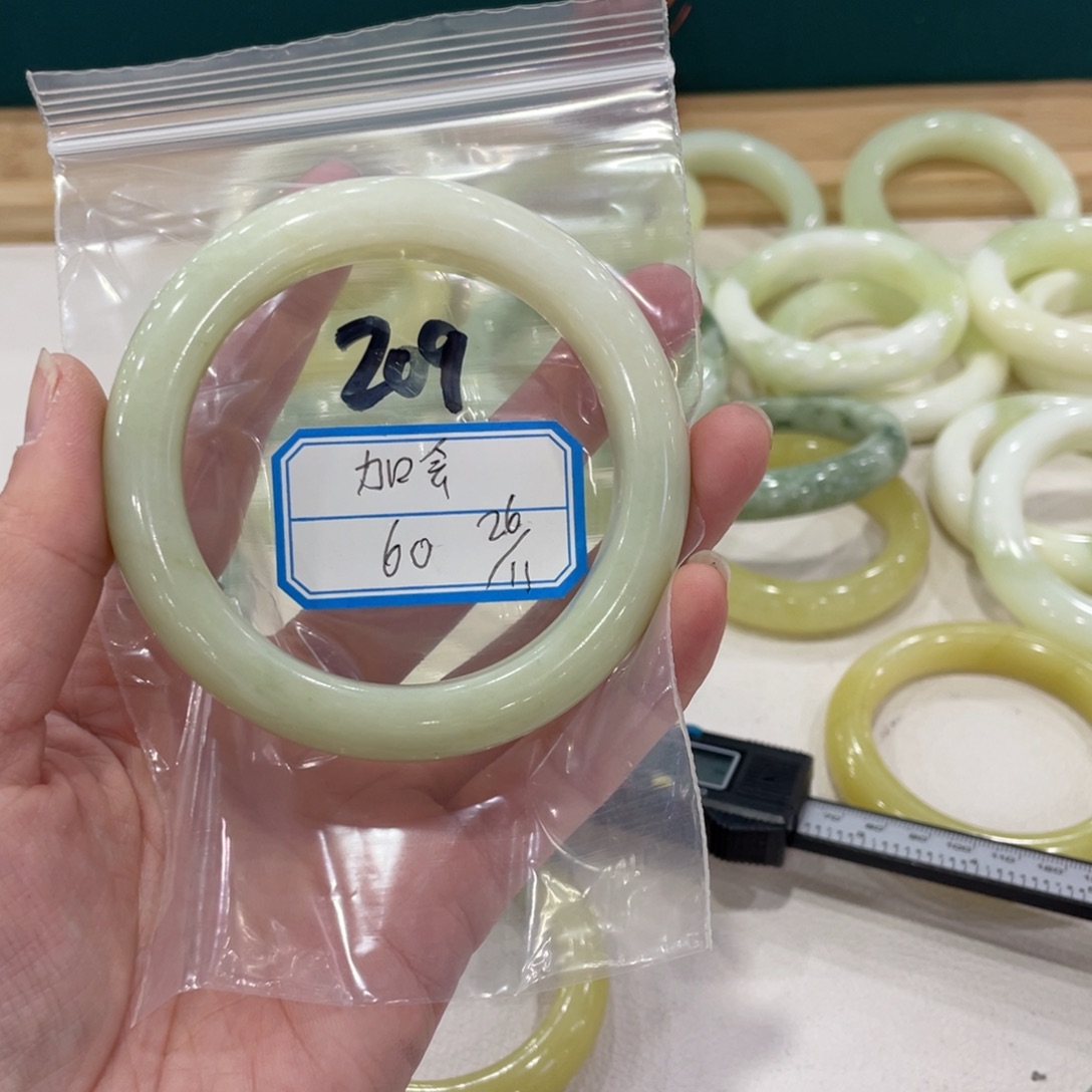 加***会蛇纹石玉未镶嵌手镯