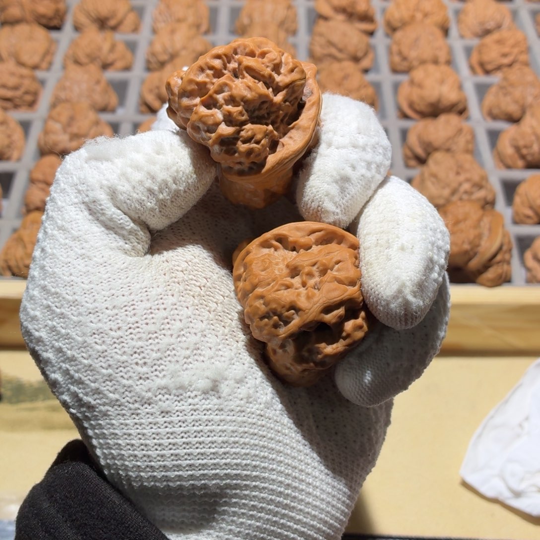 T***A文玩核桃吊坠山地娃