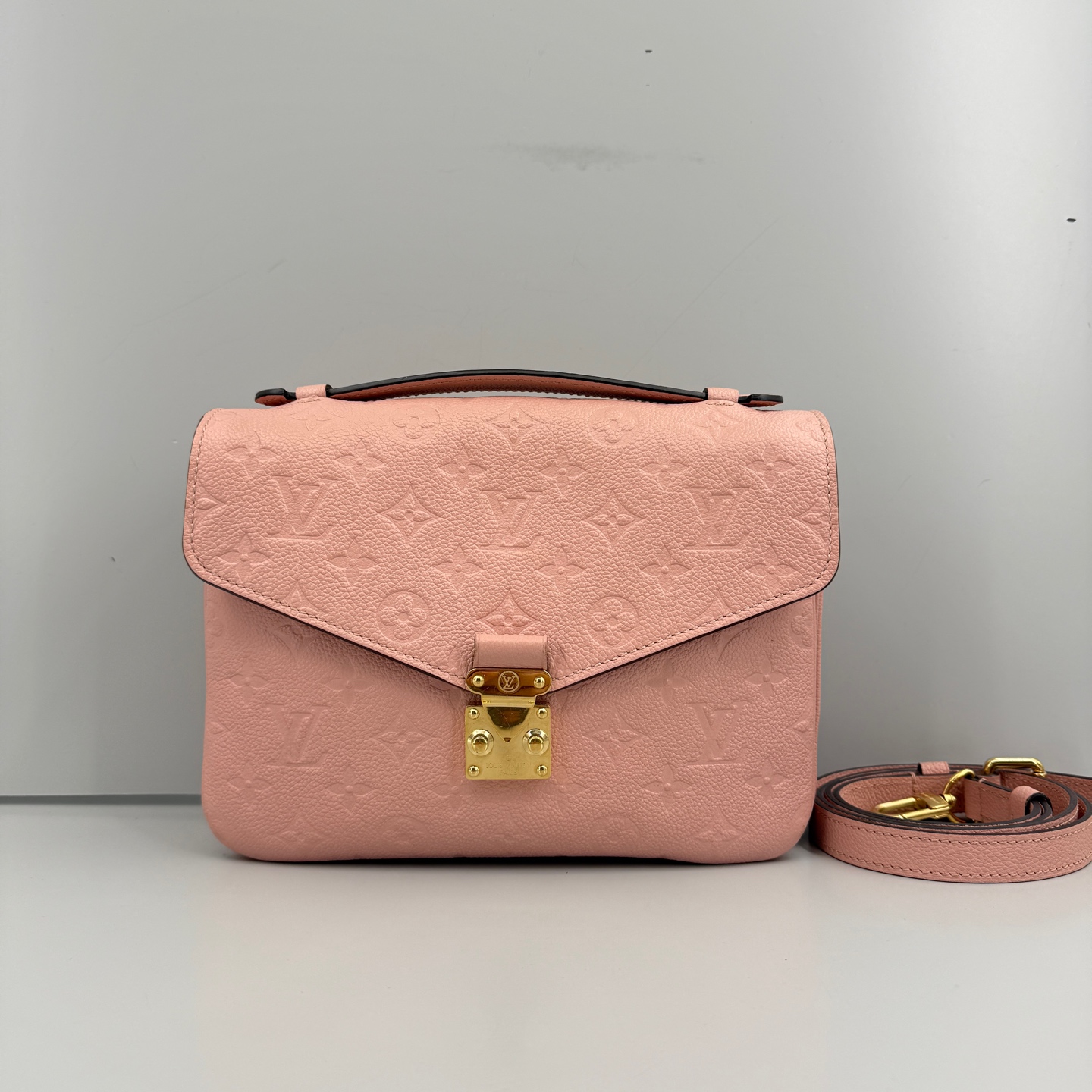 95新 LouisVuitton/路易威登 优选/粉色压纹老花邮差包/25×19×8