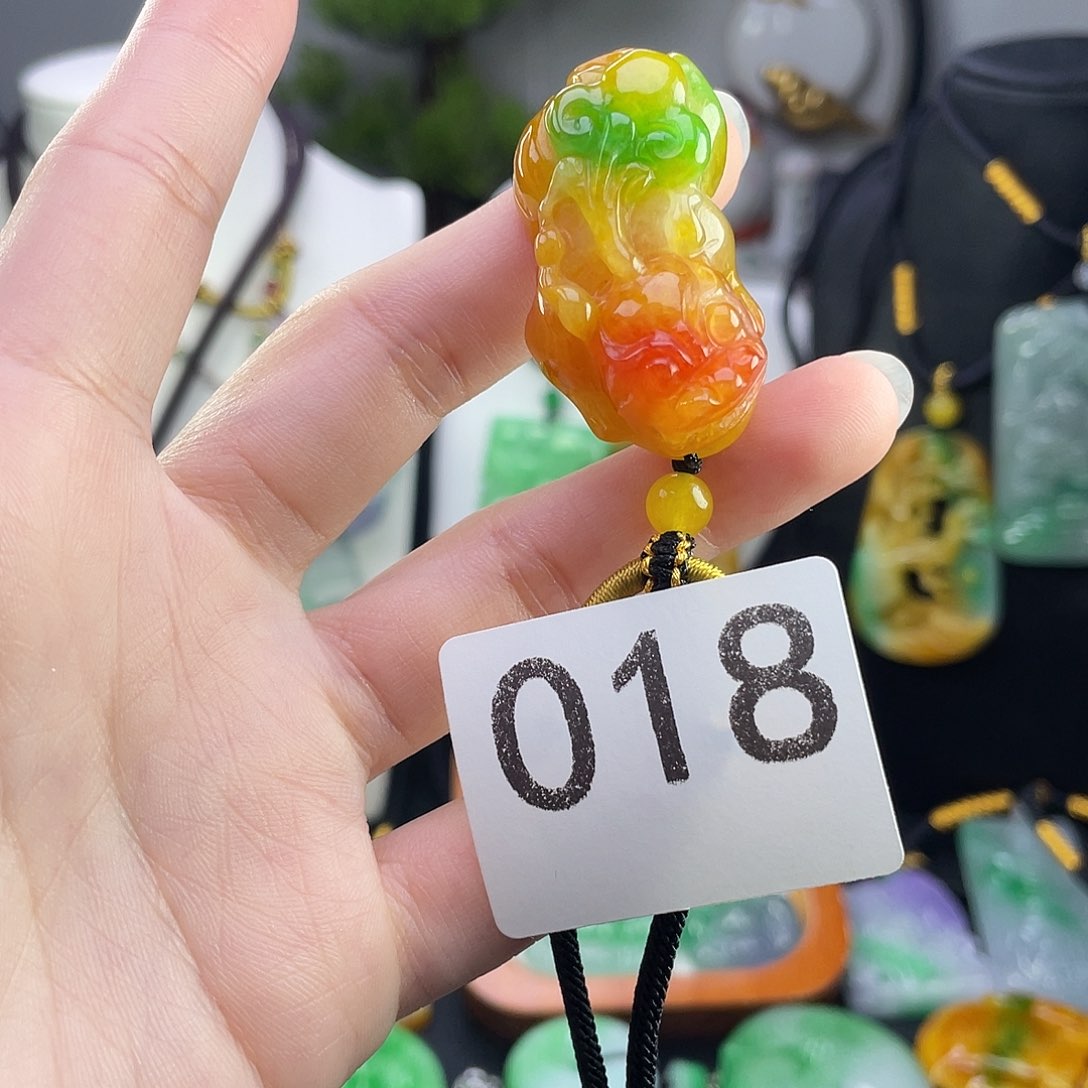 翡翠未镶嵌吊坠(赠链)