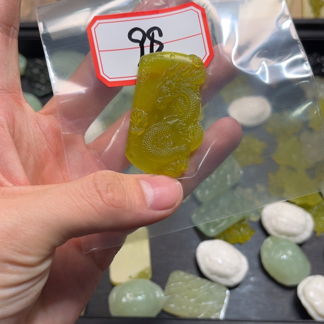 蛇纹石玉颈饰合金