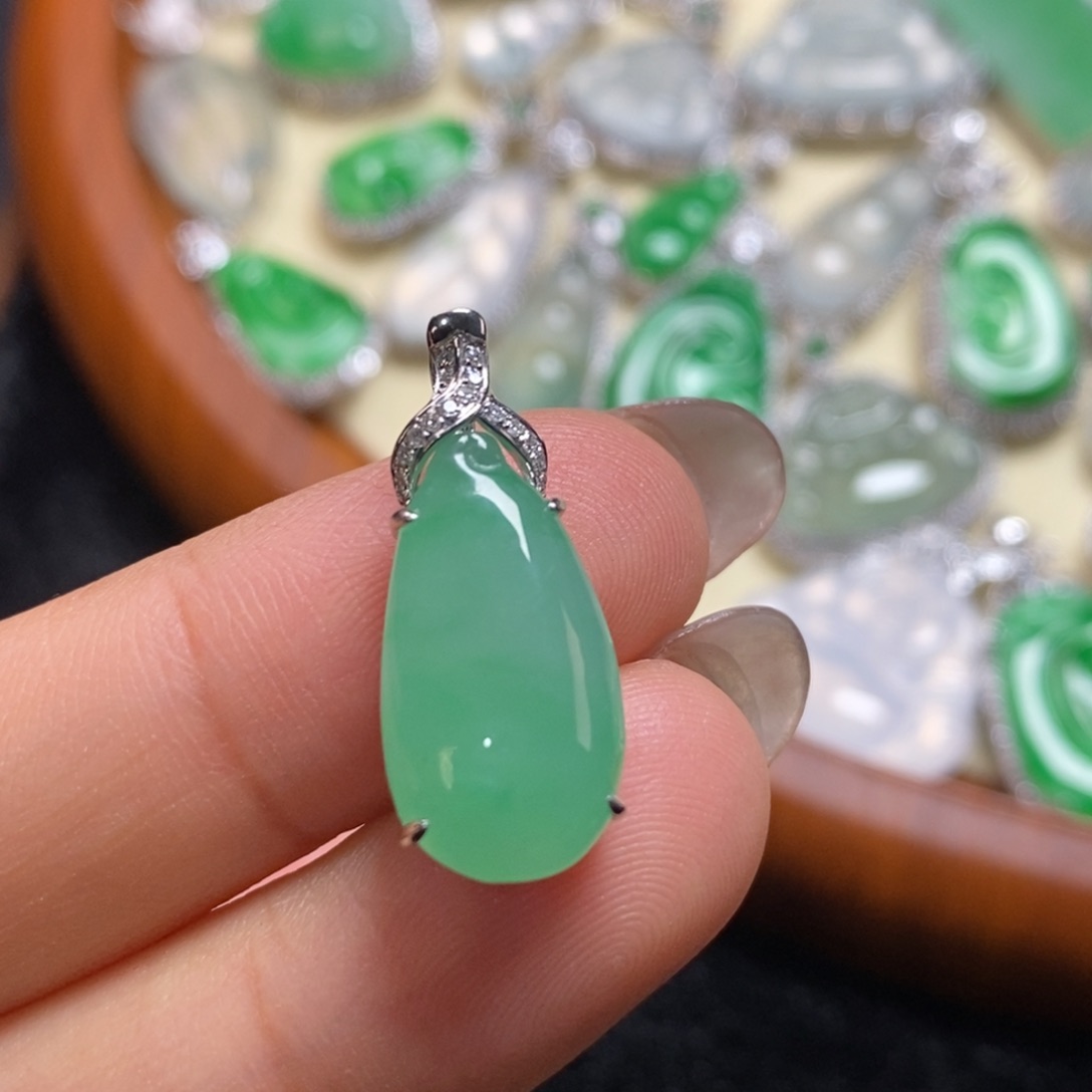 翡翠吊坠(赠链)18K金镶嵌栗*糖