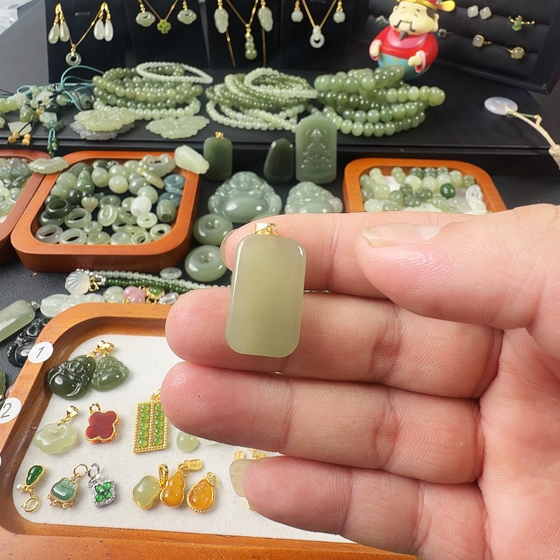 R***张和田玉（糖玉）银S925镶嵌颈饰