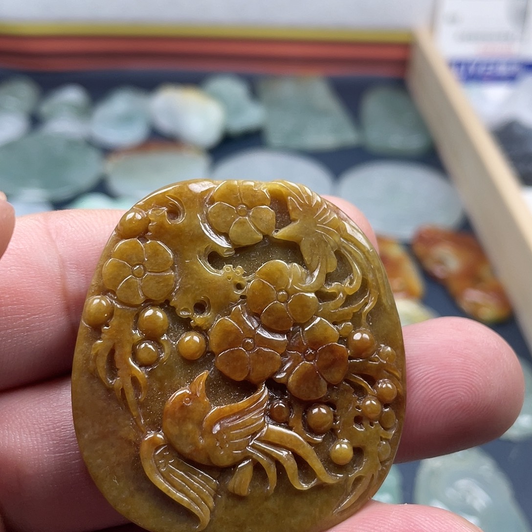 翡翠未镶嵌颈饰喜上眉梢