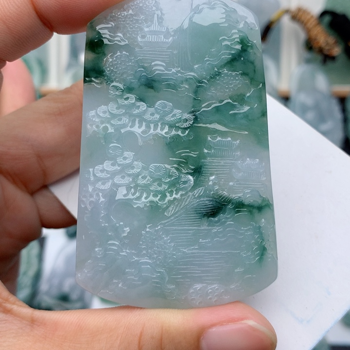 翡翠未镶嵌颈饰山水